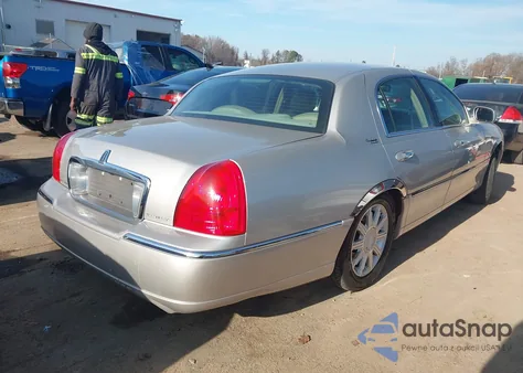 2007 Lincoln Town Car Signature Limited из США, поврежденный, VIN 1LNHM82W77Y637112